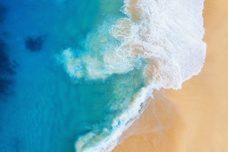 Kust als achtergrond van bovenaanzicht. turkooise waterachtergrond vanuit lucht. zomerseizoen van drone. nusa penida eiland indone