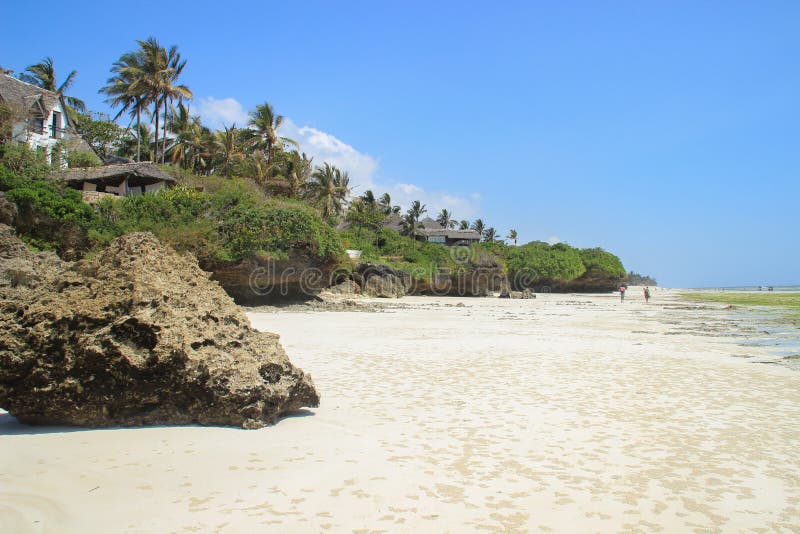 Kust av Indiska oceanen, lågvatten Vita sand och palmträd, stranden nära Mombasa, Kenya royaltyfria foton Kust av Indiska oceanen, lågvatten Vita sand och palmträd, stranden nära Mombasa, Kenya royaltyfria foton