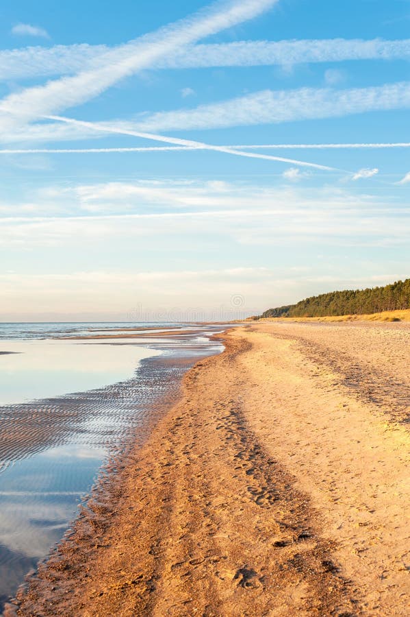 Kust för baltiskt hav i Saulkrasti, Lettland Vibrerande mångfärgat ut royaltyfri fotografi