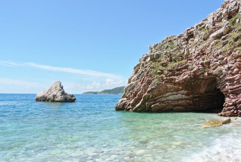 Kust- landskap för sommar - hav för stenig strand och turkos royaltyfri bild Kust- landskap för sommar - hav för stenig strand och turkos royaltyfri bild