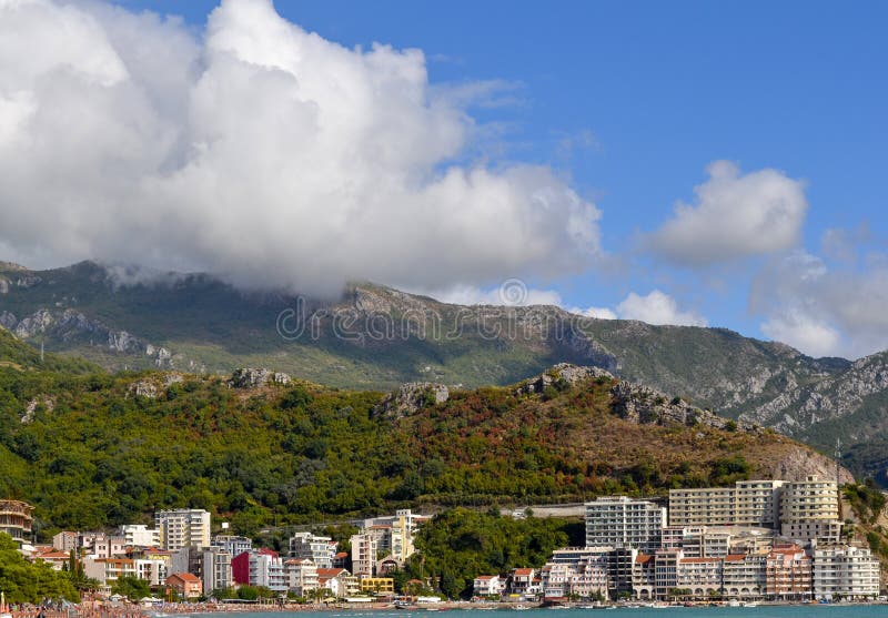 Kust- stad på foten av berget Becici Montenegro, sikt av staden och bergen royaltyfria foton Kust- stad på foten av berget Becici Montenegro, sikt av staden och bergen royaltyfria foton