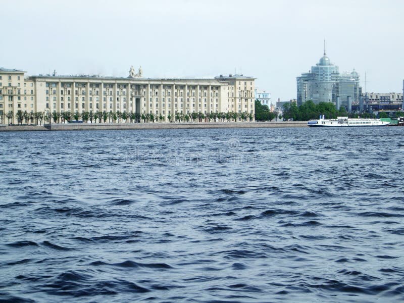Kust van de rivier Neva Saint Peterburg stock afbeelding Kust van de rivier Neva Saint Peterburg stock afbeelding