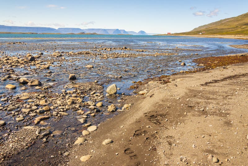 Kust van fjord Isafjardardjup - IJsland, Westfjords. stock afbeelding Kust van fjord Isafjardardjup - IJsland, Westfjords. stock afbeelding