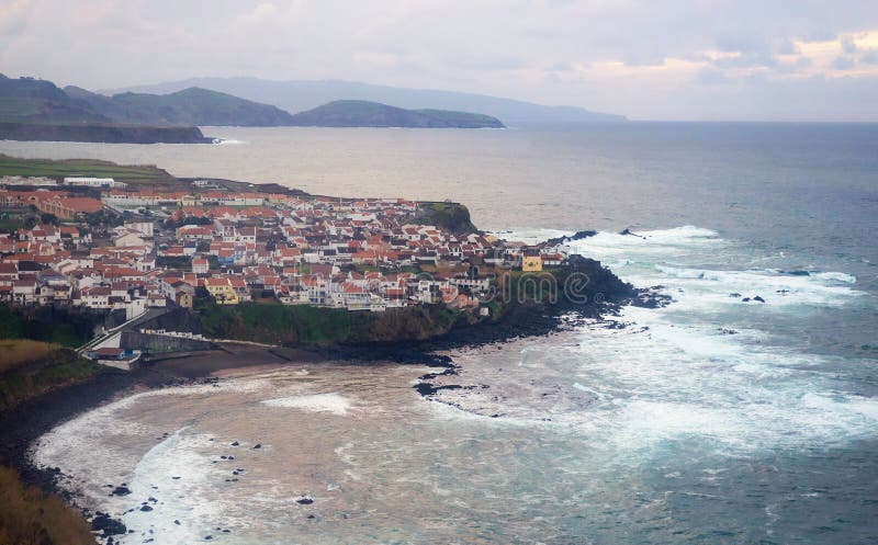 Kustlinjeby Maia ovanför Atlanticet Ocean, Azores öar royaltyfri bild Kustlinjeby Maia ovanför Atlanticet Ocean, Azores öar royaltyfri bild