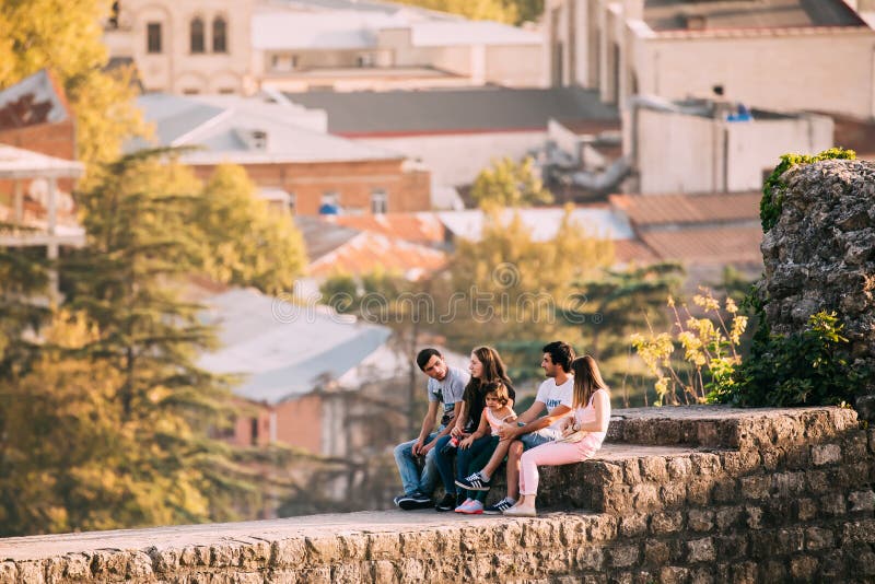 Kutaisi, Γεωργία Στήριξη ανθρώπων που περπατά κοντά στους παλαιούς τοίχους Bagrati στοκ εικόνα με δικαίωμα ελεύθερης χρήσης Kutaisi, Γεωργία Στήριξη ανθρώπων που περπατά κοντά στους παλαιούς τοίχους Bagrati στοκ εικόνα με δικαίωμα ελεύθερης χρήσης