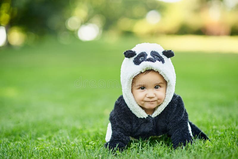 Kute Baby Boy Met Een Panda-beer Pak, Die in Het Park Met Zit Afbeelding - Image of amuseren, komisch: