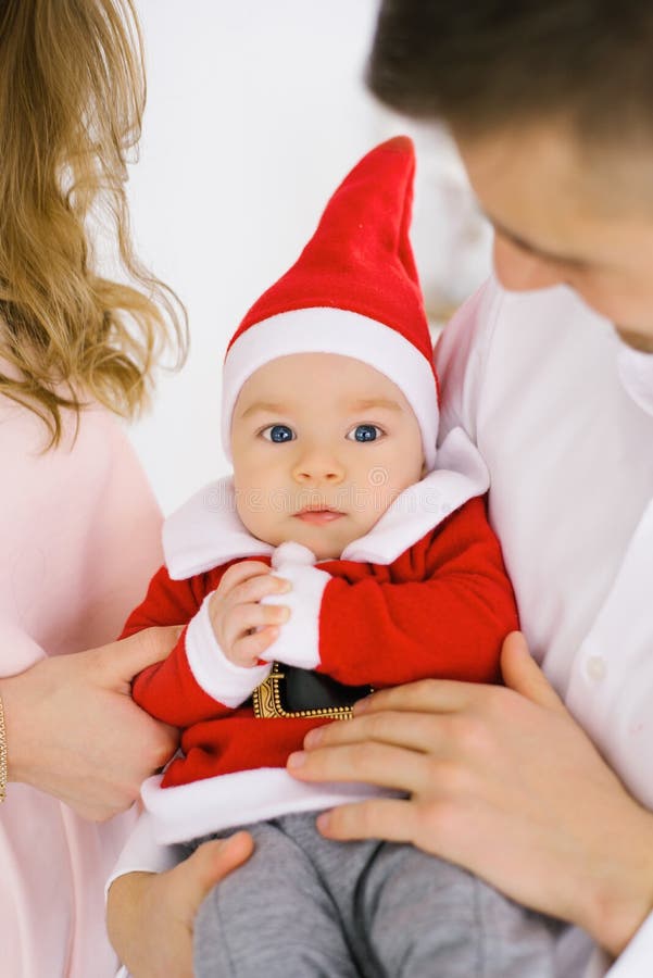 Kute kleine baby in Santa hat en kostuum op zachte stof als sneeuw Baby's eerste Kerstmis royalty-vrije stock afbeeldingen Kute kleine baby in Santa hat en kostuum op zachte stof als sneeuw Baby's eerste Kerstmis royalty-vrije stock afbeeldingen