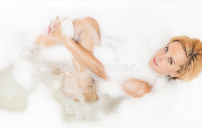 Kuuroord en de Concepten en de Ideeën van Welness Sensuele Kaukasische Blonde Vrouw die Bad nemen royalty-vrije stock afbeelding Kuuroord en de Concepten en de Ideeën van Welness Sensuele Kaukasische Blonde Vrouw die Bad nemen royalty-vrije stock afbeelding