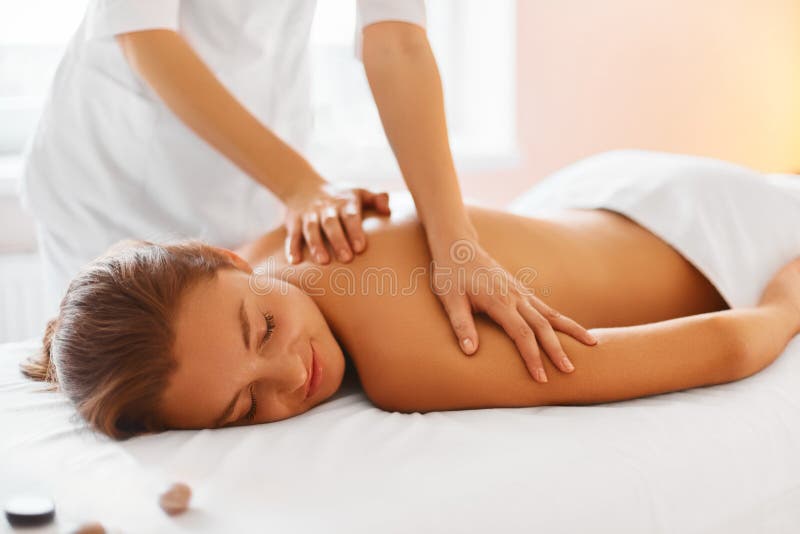 Kuuroord - 7 Vrouw die van massage in kuuroordcentrum genieten stock afbeeldingen Kuuroord - 7 Vrouw die van massage in kuuroordcentrum genieten stock afbeeldingen