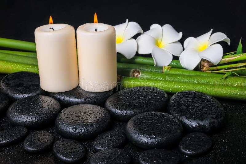 Kuuroordconcept de stenen van het zenbasalt, drie witte bloemfrangipani royalty-vrije stock foto's Kuuroordconcept de stenen van het zenbasalt, drie witte bloemfrangipani royalty-vrije stock foto's