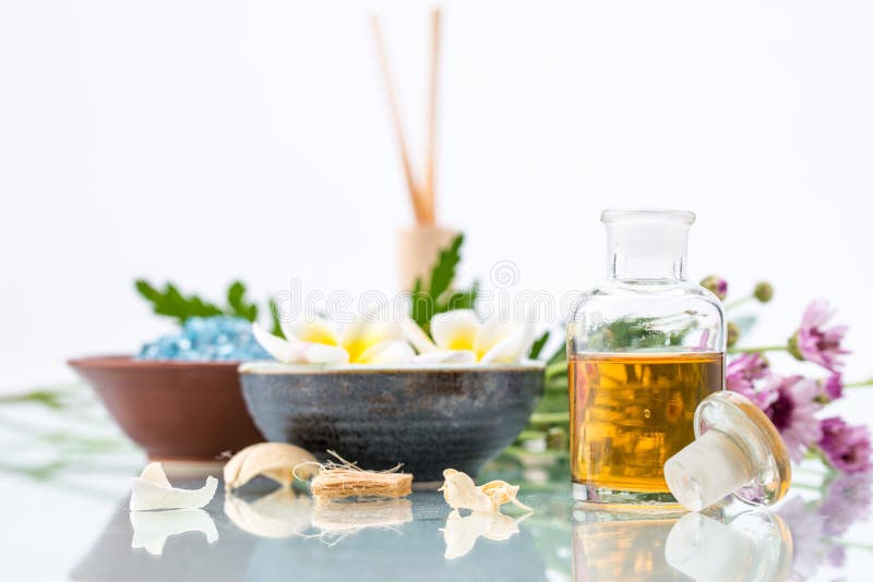 Kuuroordconcept met Drijvend Bloemen, etherische olie, en zout royalty-vrije stock afbeelding Kuuroordconcept met Drijvend Bloemen, etherische olie, en zout royalty-vrije stock afbeelding