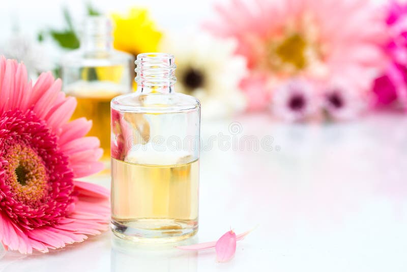 Kuuroordconcept met etherische olie en Bloemen royalty-vrije stock fotografie Kuuroordconcept met etherische olie en Bloemen royalty-vrije stock fotografie