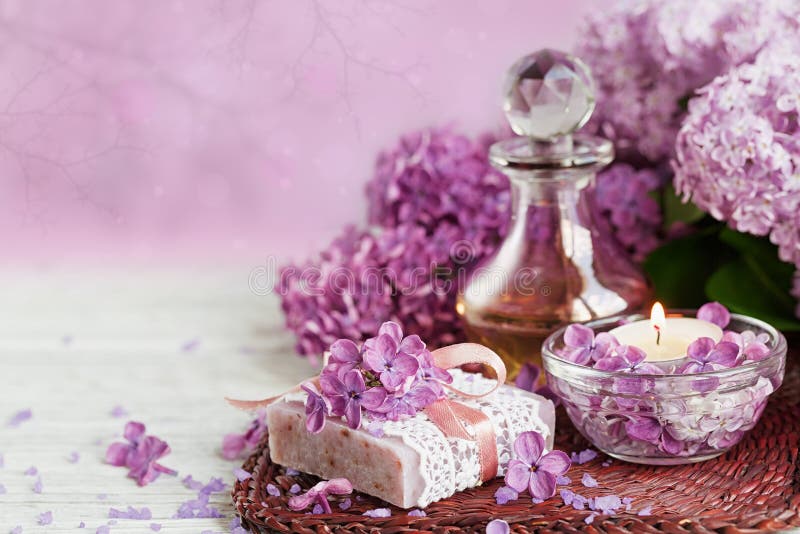 KUUROORDconcept: samenstelling van kuuroordbehandeling met natuurlijk overzees zout, royalty-vrije stock foto's KUUROORDconcept: samenstelling van kuuroordbehandeling met natuurlijk overzees zout, royalty-vrije stock foto's