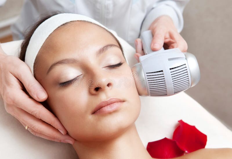 Kuuroordsalon: Jonge Mooie Vrouw die Gezichtsmassage hebben stock foto's Kuuroordsalon: Jonge Mooie Vrouw die Gezichtsmassage hebben stock foto's