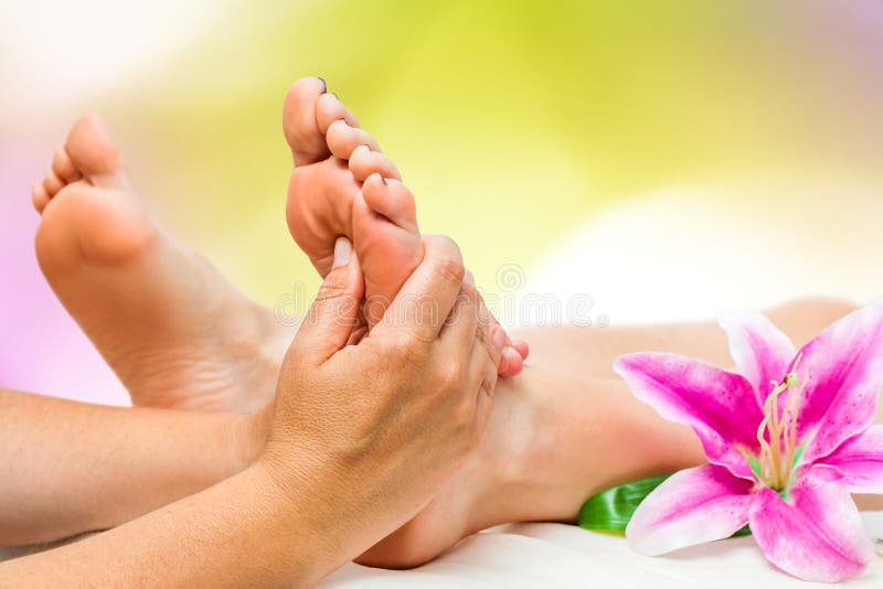 Kuuroordtherapeut die voetmassage doen