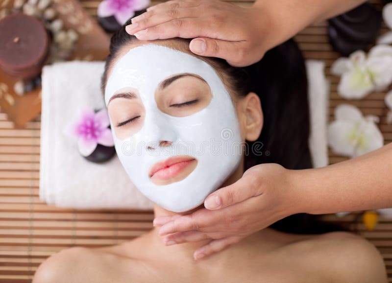 Kuuroordtherapie voor jonge vrouw die gezichtsmasker hebben bij schoonheidssalon royalty-vrije stock fotografie Kuuroordtherapie voor jonge vrouw die gezichtsmasker hebben bij schoonheidssalon royalty-vrije stock fotografie
