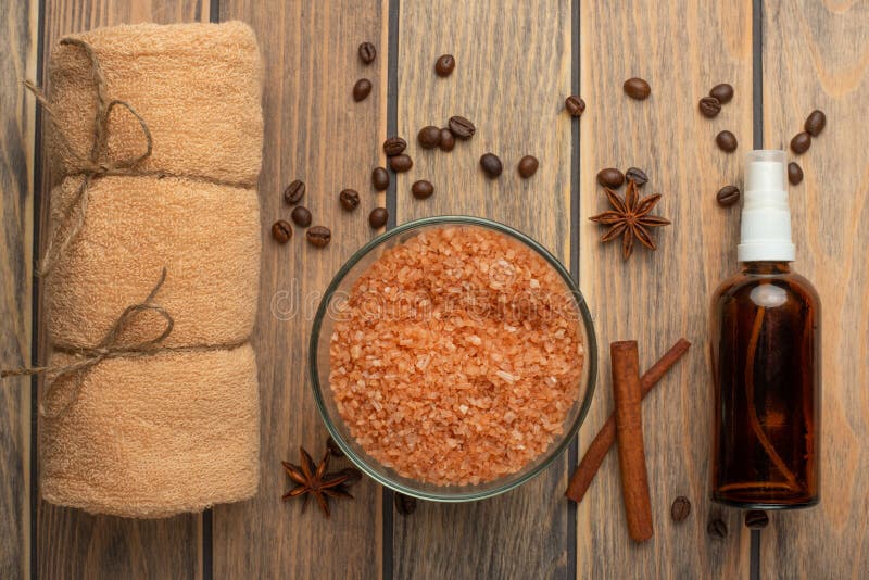 Kuuroordtoebehoren op een houten achtergrond, de capaciteit om als achtergrond te gebruiken royalty-vrije stock afbeeldingen Kuuroordtoebehoren op een houten achtergrond, de capaciteit om als achtergrond te gebruiken royalty-vrije stock afbeeldingen