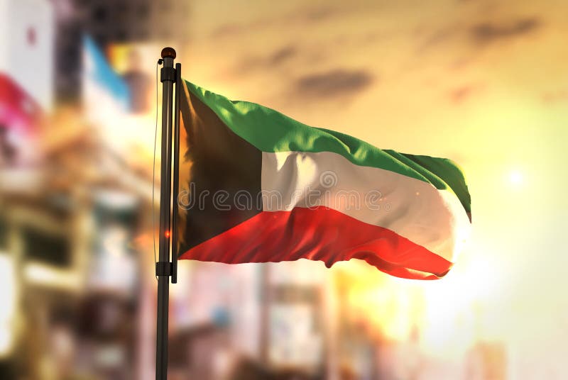 Kuwait-Flagge gegen Stadt unscharfen Hintergrund an der Sonnenaufgang-Hintergrundbeleuchtung stockfoto Kuwait-Flagge gegen Stadt unscharfen Hintergrund an der Sonnenaufgang-Hintergrundbeleuchtung stockfoto