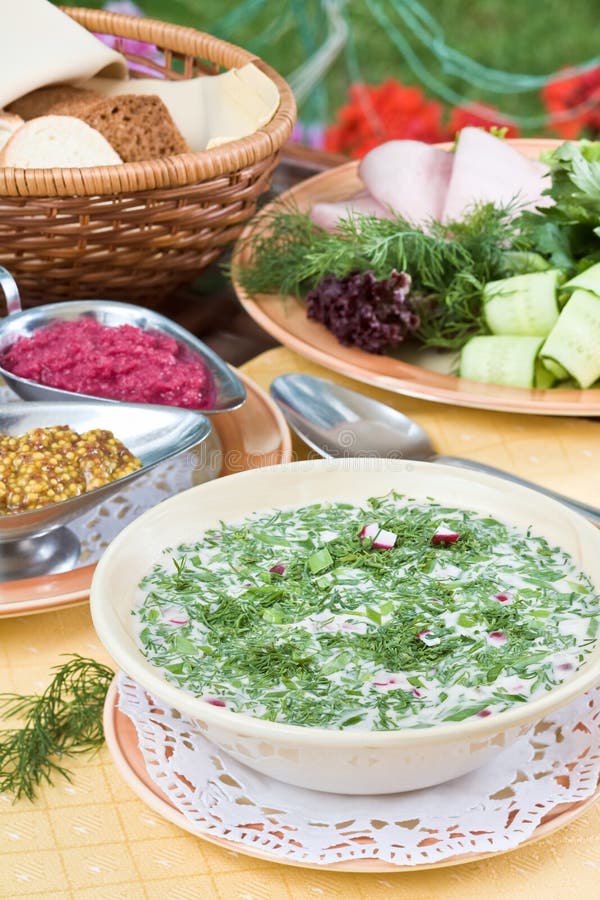 Kvass okroshka słuzyć lato zupnego stół obraz stock