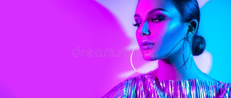 Kvinna för brunett för modemodell i färgrika ljusa neonljus som poserar i studio Härlig sexig flicka, moderiktig glödande makeup royaltyfria bilder