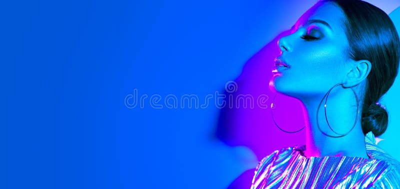 Kvinna för brunett för modemodell i färgrika ljusa neonljus som poserar i studio Härlig sexig flicka, moderiktig glödande makeup arkivbilder