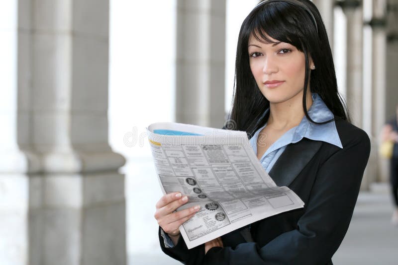 kvinna för ekonominyhetertidningsavläsning arkivfoto kvinna för ekonominyhetertidningsavläsning arkivfoto
