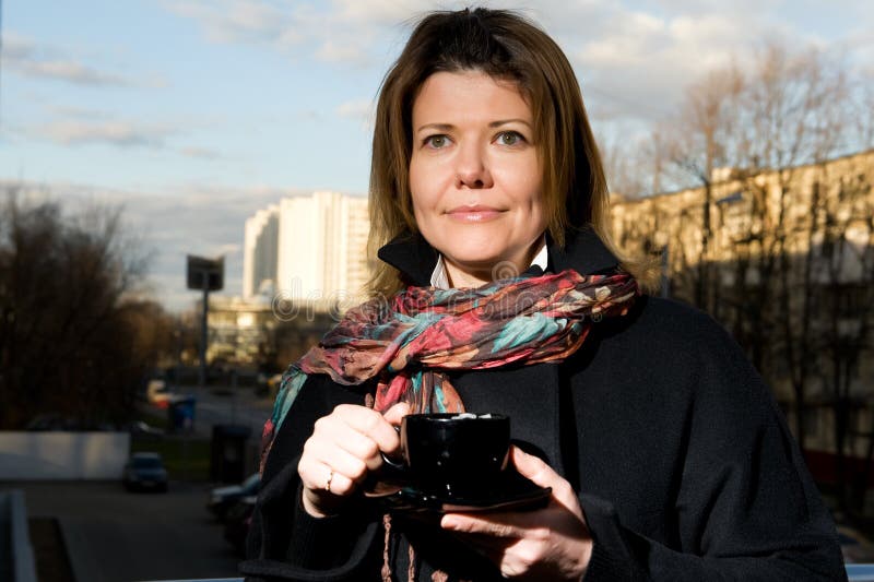 Kvinna för gata för kaffekopp royaltyfri foto