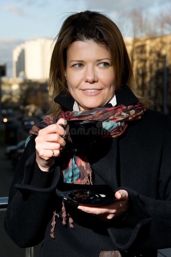 Kvinna för kaffekopp fotografering för bildbyråer