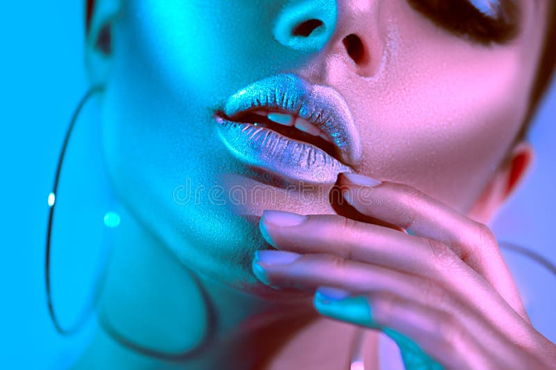 Kvinna för modell för högt mode i färgrika ljusa neonljus som poserar i studio sexig härlig flicka arkivfoto