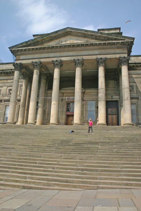 Kvinna för moment för dansarefilmandeliverpool museum royaltyfri fotografi