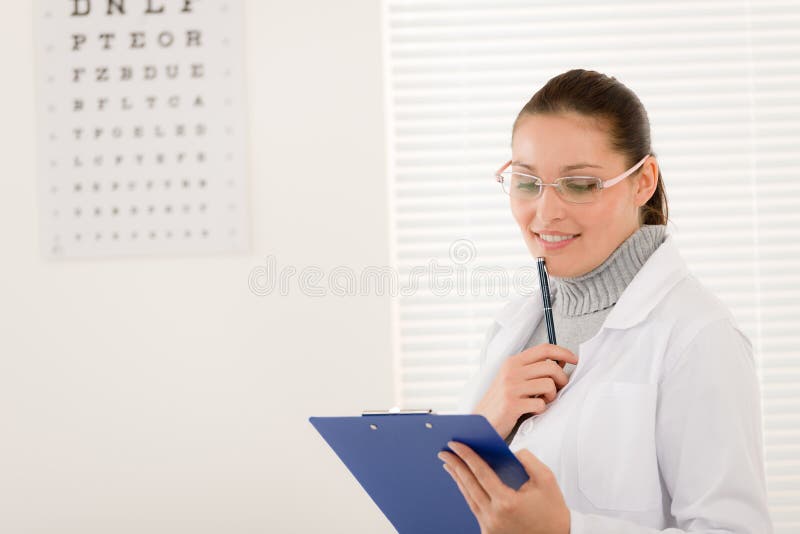 kvinna för optiker för exponeringsglas för diagramdoktorsöga royaltyfri foto kvinna för optiker för exponeringsglas för diagramdoktorsöga royaltyfri foto