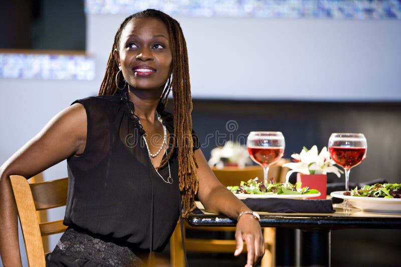 kvinna för tabell för afrikansk amerikanrestaurang sittande arkivfoto kvinna för tabell för afrikansk amerikanrestaurang sittande arkivfoto