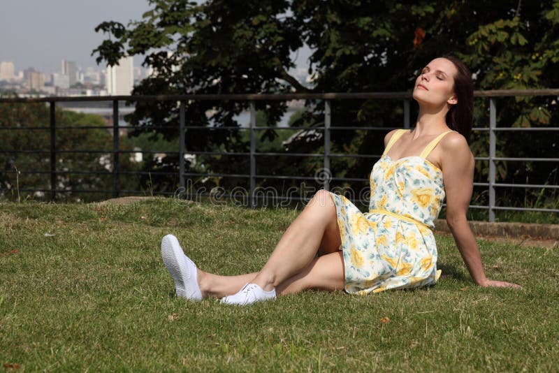 kvinna för tid för sun för sommar för stadspark nätt royaltyfri bild kvinna för tid för sun för sommar för stadspark nätt royaltyfri bild
