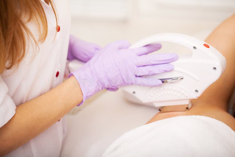 kvinna för vatten för brunnsort för hälsa för huvuddelomsorgsfot Laser-hårborttagning Epilation behandling Slät hud fotografering för bildbyråer kvinna för vatten för brunnsort för hälsa för huvuddelomsorgsfot Laser-hårborttagning Epilation behandling Slät hud fotografering för bildbyråer