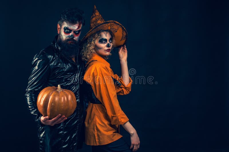 Kvinna häxa med Pumpkin och Handsome beards man Trevligt Halloween tillsammans royaltyfri fotografi Kvinna häxa med Pumpkin och Handsome beards man Trevligt Halloween tillsammans royaltyfri fotografi