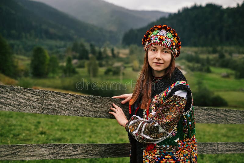 Kvinna i etnisk och traditionell ukrainsk kläder arkivbild Kvinna i etnisk och traditionell ukrainsk kläder arkivbild