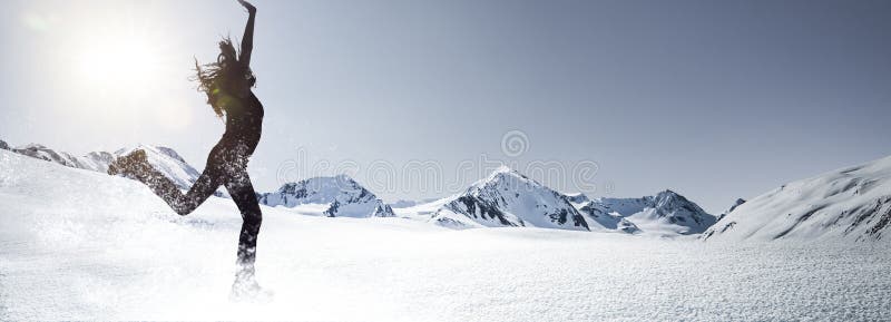 Kvinna i snöbanhoppning royaltyfria bilder Kvinna i snöbanhoppning royaltyfria bilder
