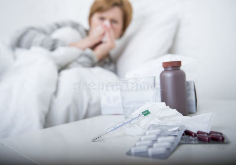 kvinna med att nysa näsan som blåser i silkespapper på tecken för virus för influensa för sänglidande som kalla har medicinminnes