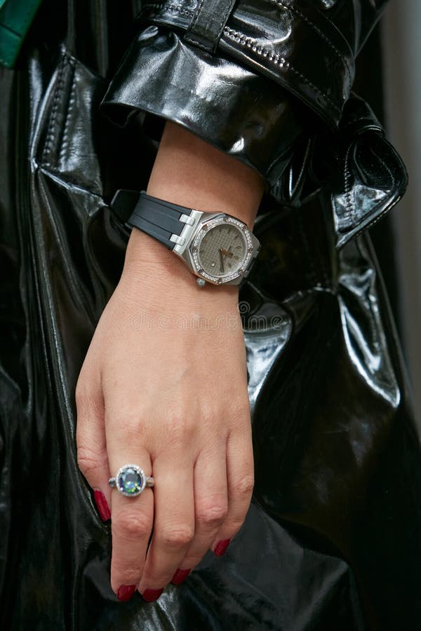 Kvinna Med Audemars Piguet Royal Oak Watch Och Farglos Balenciaga vaska Med Parisdesign Fore Prada Mode Redaktionell Foto Bild av gata vecka 194550445
