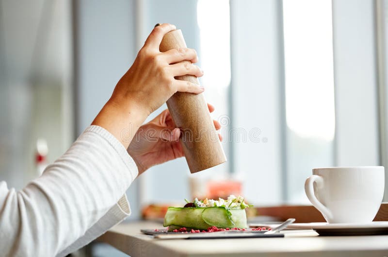 Kvinna med den salta shaker och sallad på restaurangen royaltyfri foto Kvinna med den salta shaker och sallad på restaurangen royaltyfri foto