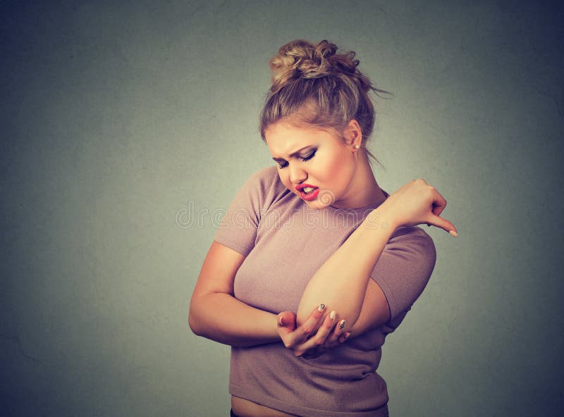 Kvinna med gemensam inflammationtrauma Kvinnligs armbåge Armen smärtar och skadan royaltyfri fotografi Kvinna med gemensam inflammationtrauma Kvinnligs armbåge Armen smärtar och skadan royaltyfri fotografi