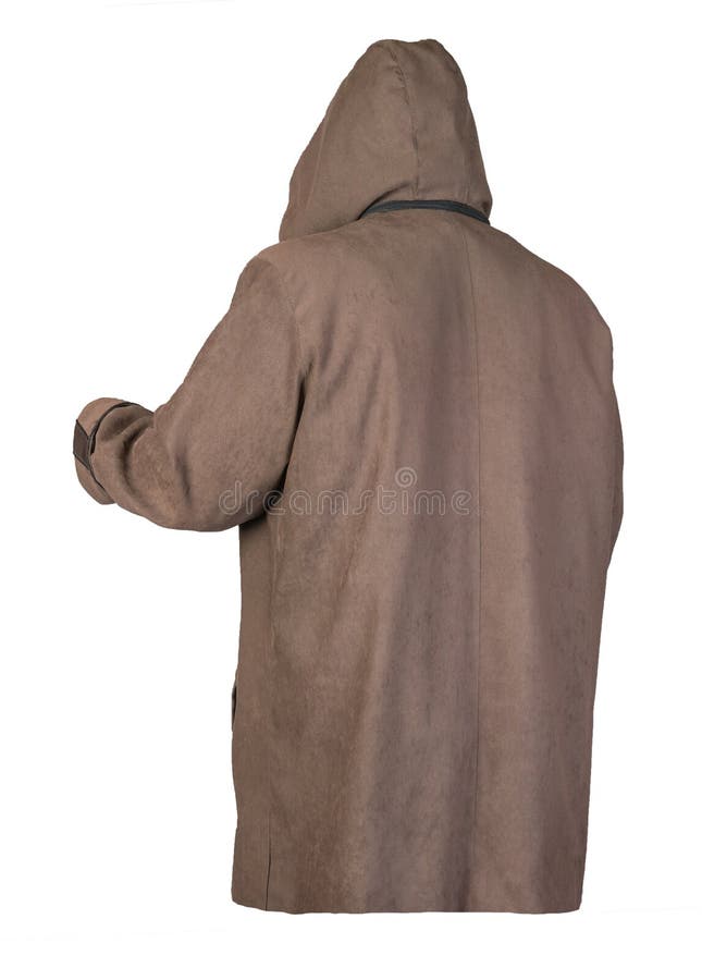 Kvinna med huv isolerad på vit bakgrund. Honbrunt rocka med huv isolerat på vit bakgrund Höstkvinnornas kappa är inte våt från regnet