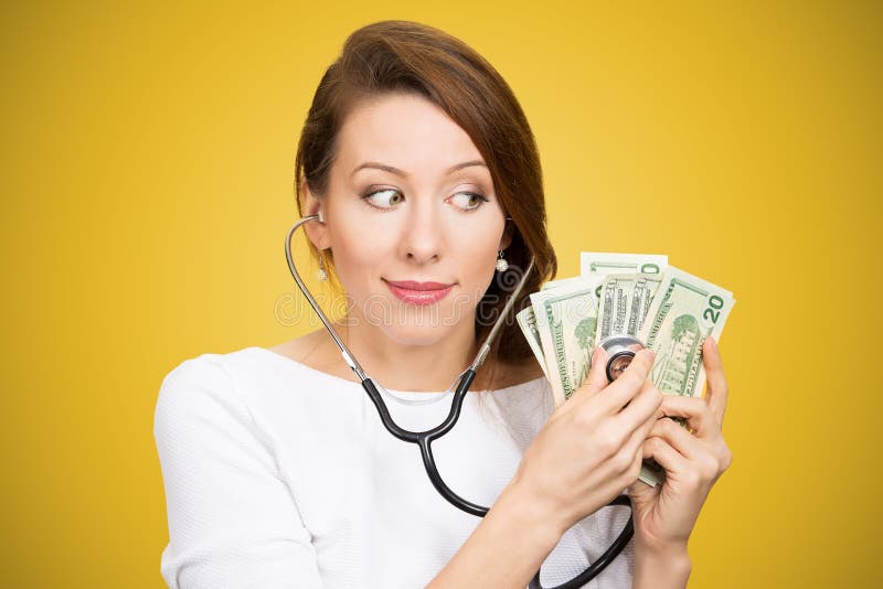 Kvinna med stetoskopet som lyssnar till dollarräkningar som gör analys av moneyâ€investering