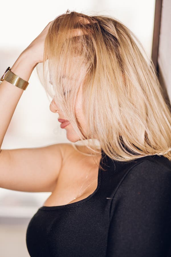 Kvinna med vacker profil fotografering för bildbyråer