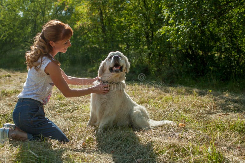 Kvinna och hund tillsammans arkivbilder Kvinna och hund tillsammans arkivbilder