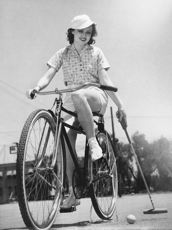 Kvinna på en cykel som spelar polo (alla visade personer inte är längre uppehälle, och inget gods finns Leverantörgarantier som d royaltyfri fotografi Kvinna på en cykel som spelar polo (alla visade personer inte är längre uppehälle, och inget gods finns Leverantörgarantier som d royaltyfri fotografi