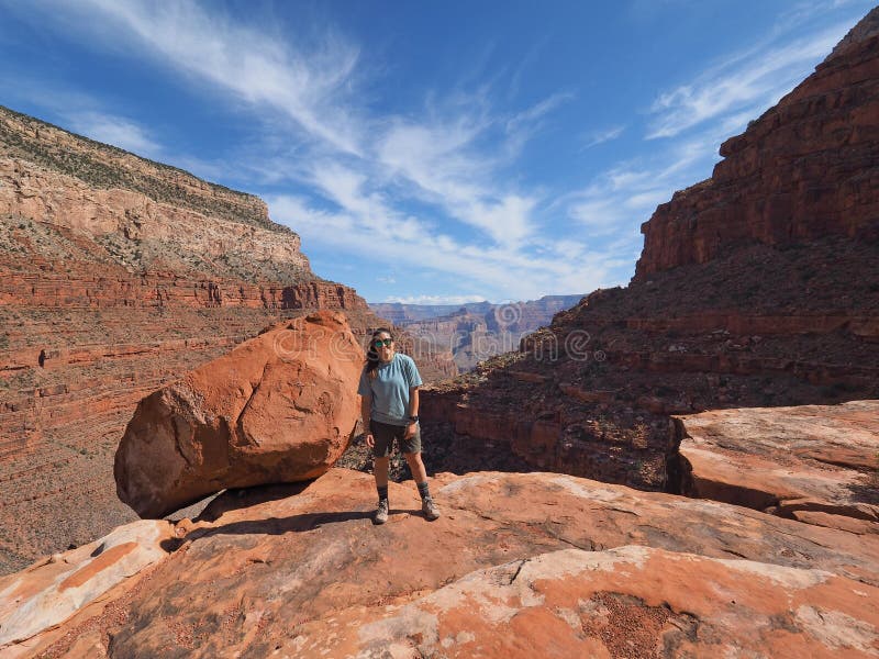 Kvinna på enslingslingan i Grand Canyon royaltyfri bild Kvinna på enslingslingan i Grand Canyon royaltyfri bild