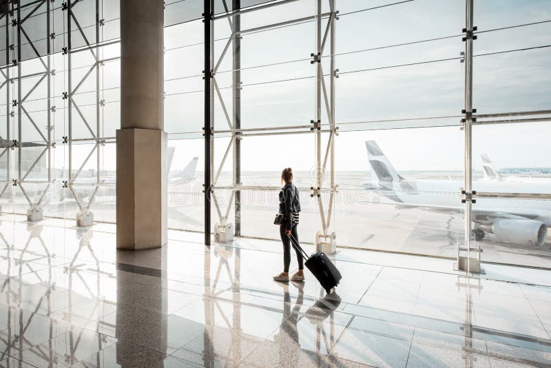 Kvinna på flygplatsen arkivfoto Kvinna på flygplatsen arkivfoto