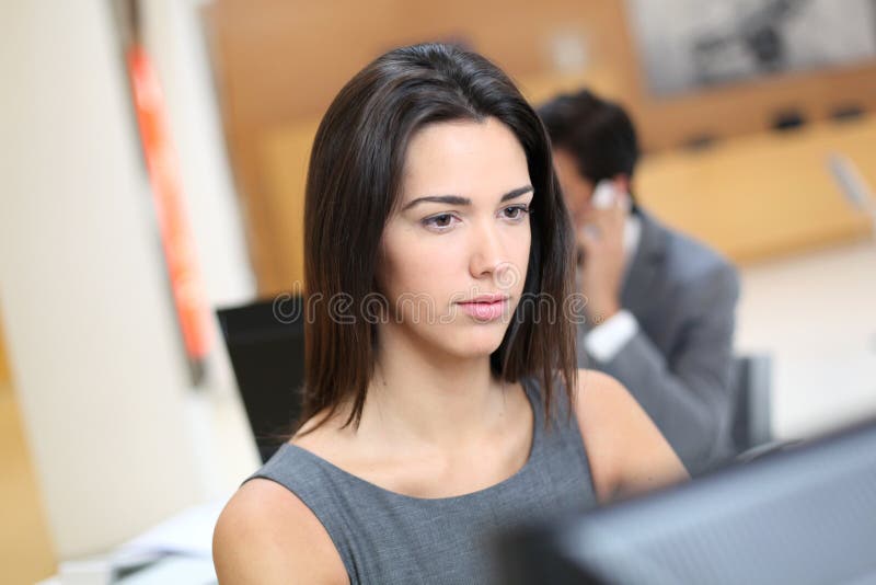 Kvinna på kontoret som arbetar på datoren