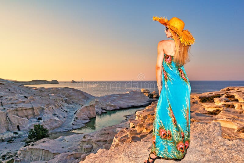 Kvinna på solnedgången på Sarakiniko i Milos, Grekland royaltyfri fotografi Kvinna på solnedgången på Sarakiniko i Milos, Grekland royaltyfri fotografi